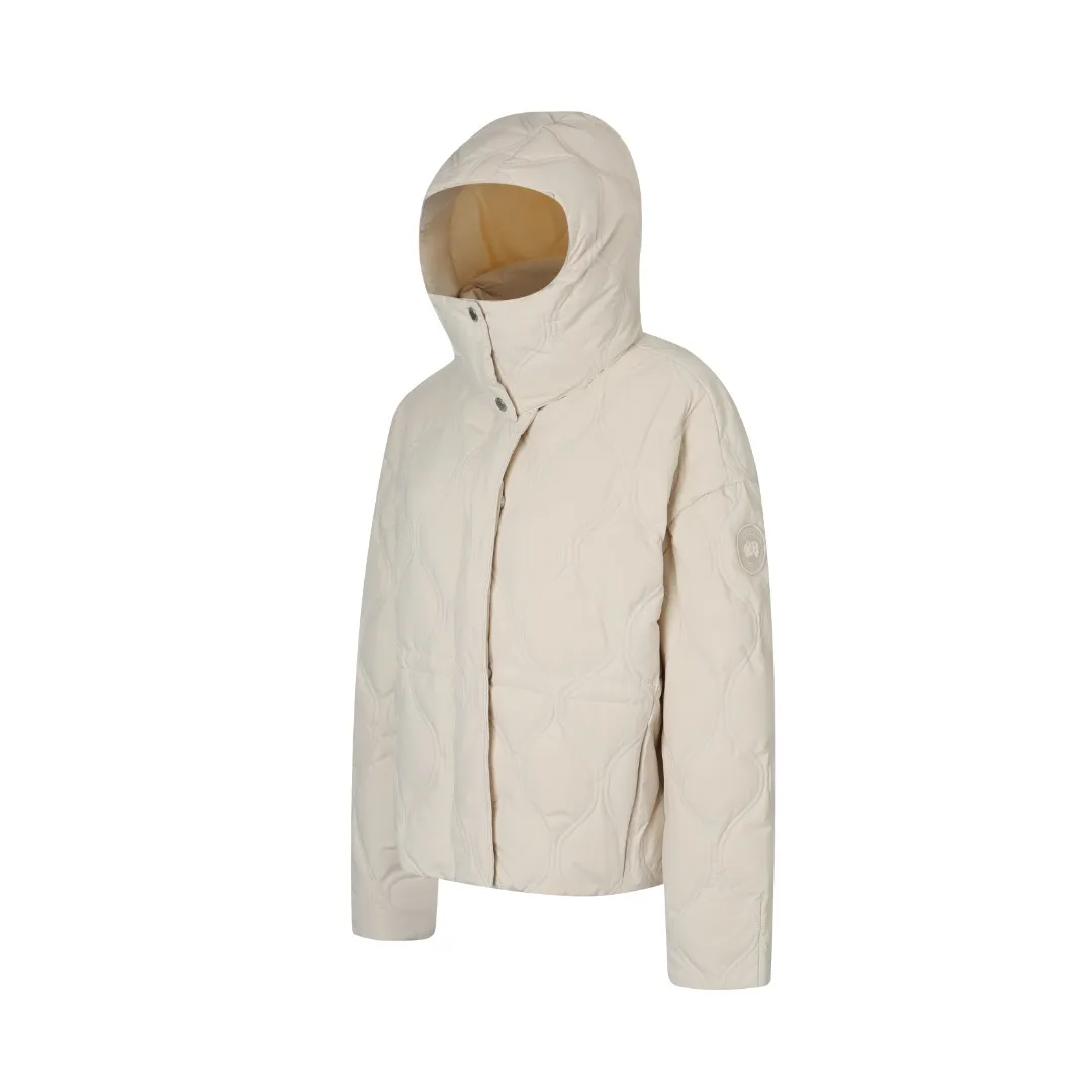 P1060 Canada Goose hooded down jacket fabric selection; nylon fabric is known for its high strength, excellent wear and tear resistance, and excellent durability. At the same time, it is light in texture, easy to move, and has excellent water-repellent function, which can effectively deal with light rain and humidity. Technology: Double-needle quilting technology is used. Double-needle quilting technology is a sophisticated sewing technology. Its core feature is to use two needles to quilt at the same time to form two parallel stitches. This design not only makes the quilting lines visually more three-dimensional, regular and refined, but more importantly, it greatly enhances the firmness of the sewing. The double lines in parallel form a more stable structure, which can effectively lock the internal filling and significantly prevent it from shifting, accumulating or velveting during wearing or washing, thereby ensuring that the thermal insulation layer is evenly distributed without cold spots, and comprehensively improves the durability and thermal efficiency of the product.    High-quality filling: It is filled with 90% selected white duck down, weighing 170g, ensuring fluffy rebound, lightness and warmth.  Accessories: one-to-one customized three-standard, one-to-one customized zipper, one-to-one customized hardware